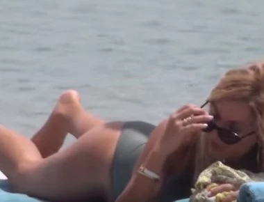 Βίντεο: Η Κωνσταντίνα Σπυροπούλου πήγε στην Μύκονο και το μπούστο της κόλασε την Ψαρρού